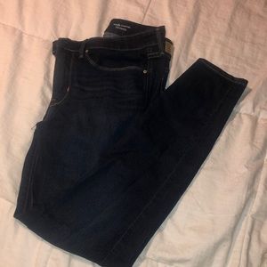 Shaping skinny jeans